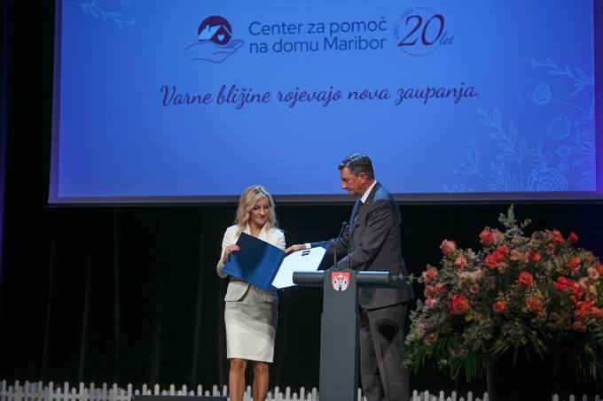 Predsednik Pahor Centru za pomoč na domu Maribor vročil posebno priznanje, Zahvalo predsednika Republike Slovenije, za vestno izvajanje zagotavljanja oskrbe na domu in spodbujanje raznovrstnih dejavnosti, ki žlahtnijo vsakdan srebrne generacije